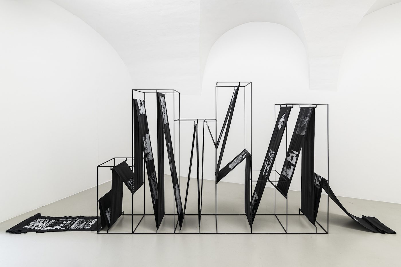 Adji Dieye, Cultura persa e imparata a memoria, exhibition view, ©ar/ge kunst, photo Tiberio Sorvillo, 2022