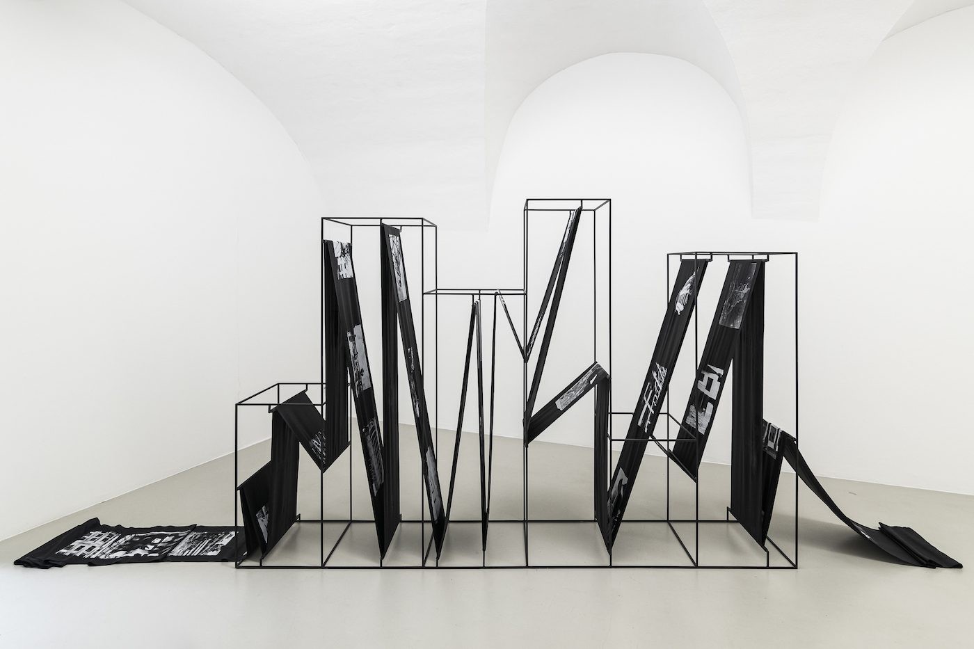 Adji Dieye, Cultura persa e imparata a memoria, exhibition view, ©ar/ge kunst, photo Tiberio Sorvillo, 2022