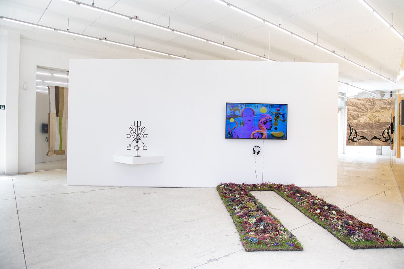 View of the exhibition "From flight to nostrils, breathe, arms wide, messages in the wind", at HOA Galeria. Photo: Wallace Domingues