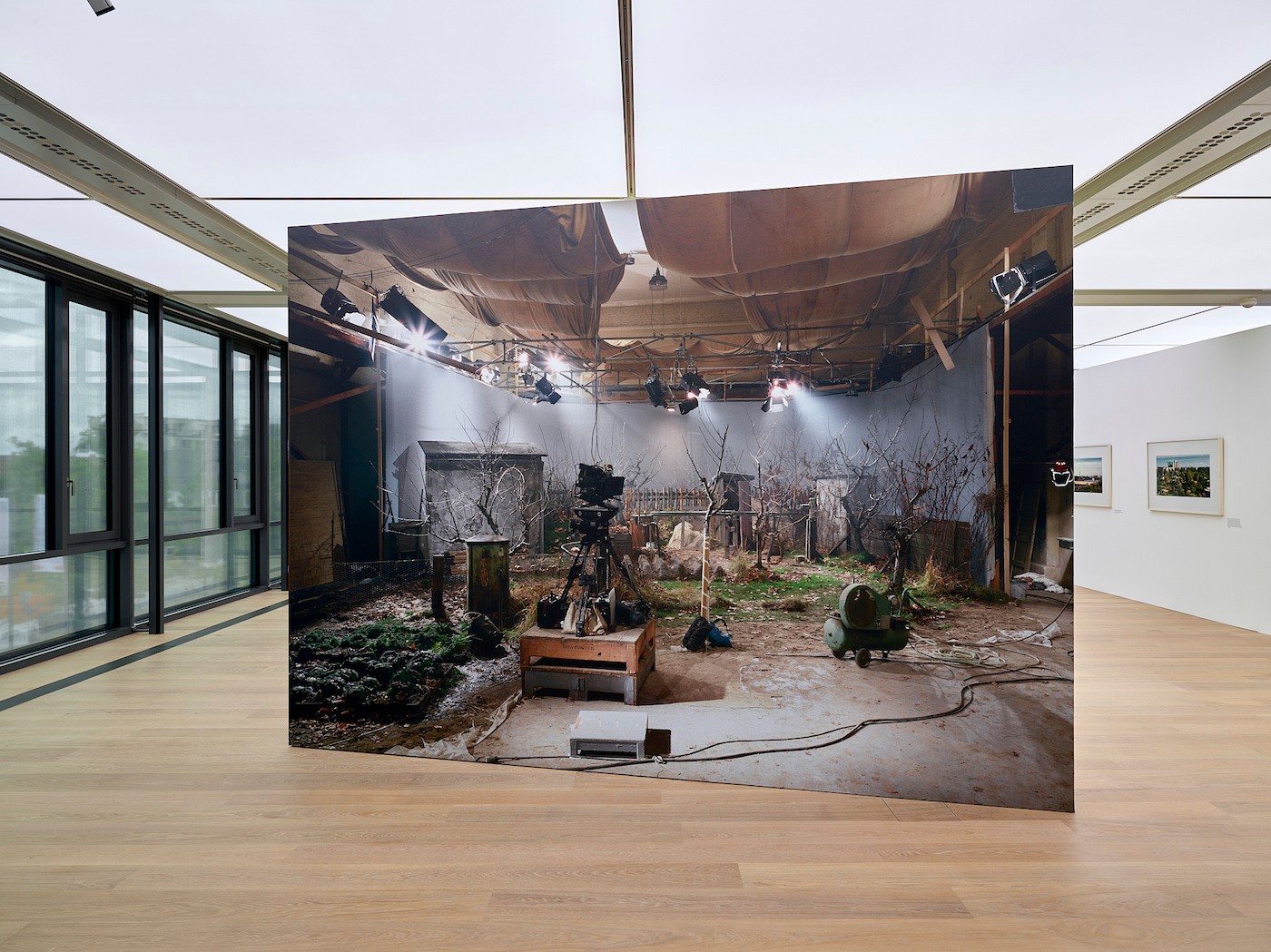 STAN DOUGLAS, INSTALLATION VIEW OF THE EXHIBITION STAN DOUGLAS: POTSDAMER SCHREBERGÄRTEN, DAS MINSK KUNSTHAUS IN POTSDAM 2022. © STAN DOUGLAS, COURTESY THE ARTIST, VICTORIA MIRO AND DAVID ZWIRNER; PHOTO: LADISLAV ZAJAC