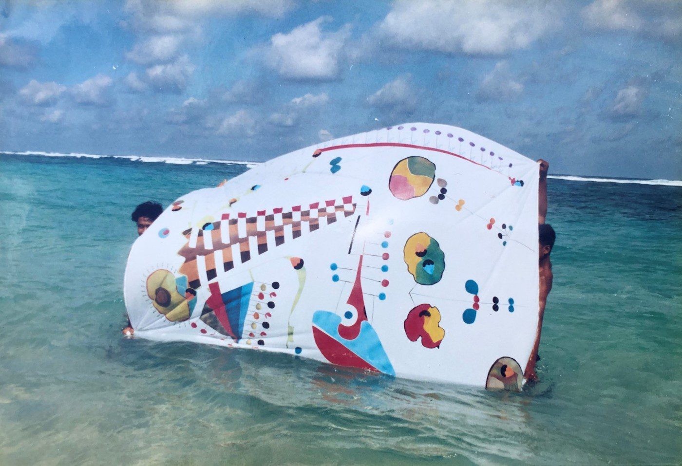 The artist never stretched his works on stretcher bars. He preferred to spontaneously lay them out in his surrounding or to stage them in photographs as performative sculptures.
© Hamid Zénati Estate; photographer unknown