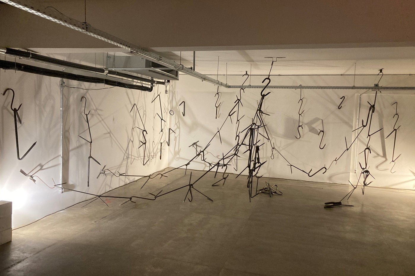 Marcone Moreira, Sinergia Provisória, 2023. Structure composed of iron hooks. Brazil, Pará. Photo: Danilo José Rocha.