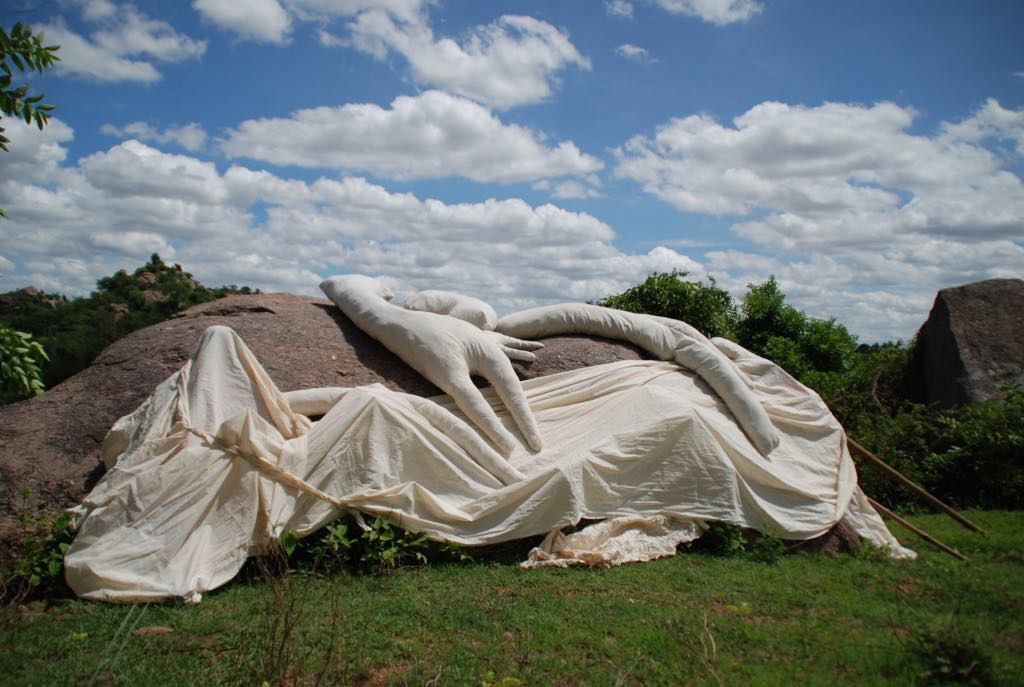 A k u z u r u, Earthology India, Akt 3 - SavannDurga. 2008. Bangalore, India. Courtesy of the artist.