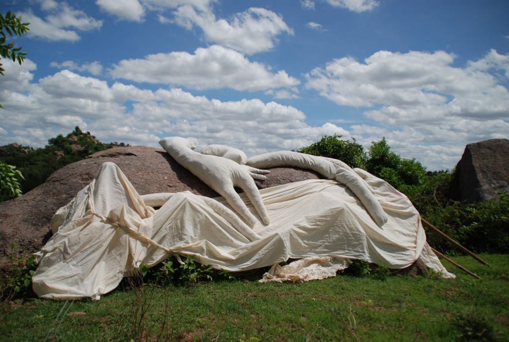 A k u z u r u, Earthology India, Akt 3 - SavannDurga. 2008. Bangalore, India. Courtesy of the artist.