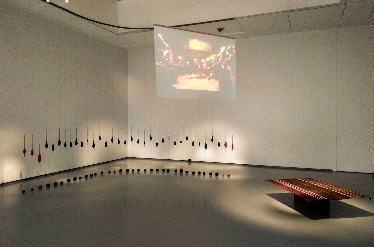 Julieth Morales, Srusral Mora Kup (Mujeres jóvenes hilando), 2018; Na muy pirø wan Wøtøtrantrap, trutøkømø srøtøpa (Recuperar la tierra para recuperarlo todo), 2017. La fábula de Aracne, Museo de Artes Visuales Universidad Jorge Tadeo Lozano.