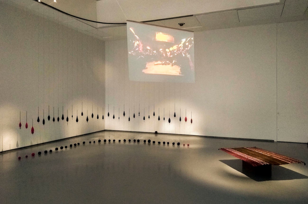 Julieth Morales, Srusral Mora Kup (Mujeres jóvenes hilando), 2018; Na muy pirø wan Wøtøtrantrap, trutøkømø srøtøpa (Recuperar la tierra para recuperarlo todo), 2017. La fábula de Aracne, Museo de Artes Visuales Universidad Jorge Tadeo Lozano.