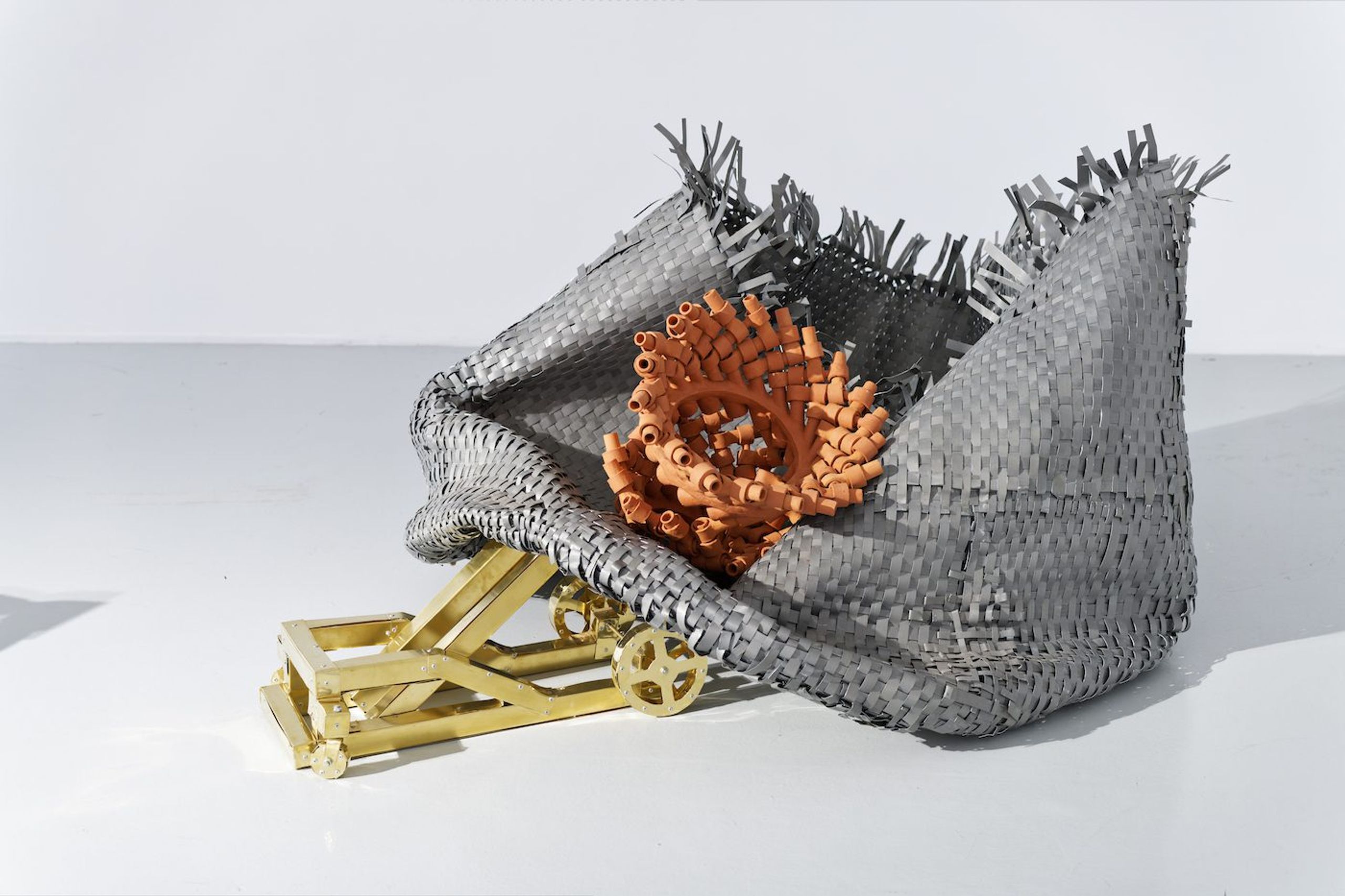 Marie Aimée Fattouche, El etnen [Les deux], 2022, earthenware, zinc, brass, threaded rods, bolts, rivets. Collection of the artist. View of the exhibition Globalisto. A Philosophy in Flux at the Musée d’art moderne et contemporain de Saint-Étienne Métropole, from June 25th to October 16th, 2022. Crédit photo : C. Cauvet / MAMC+