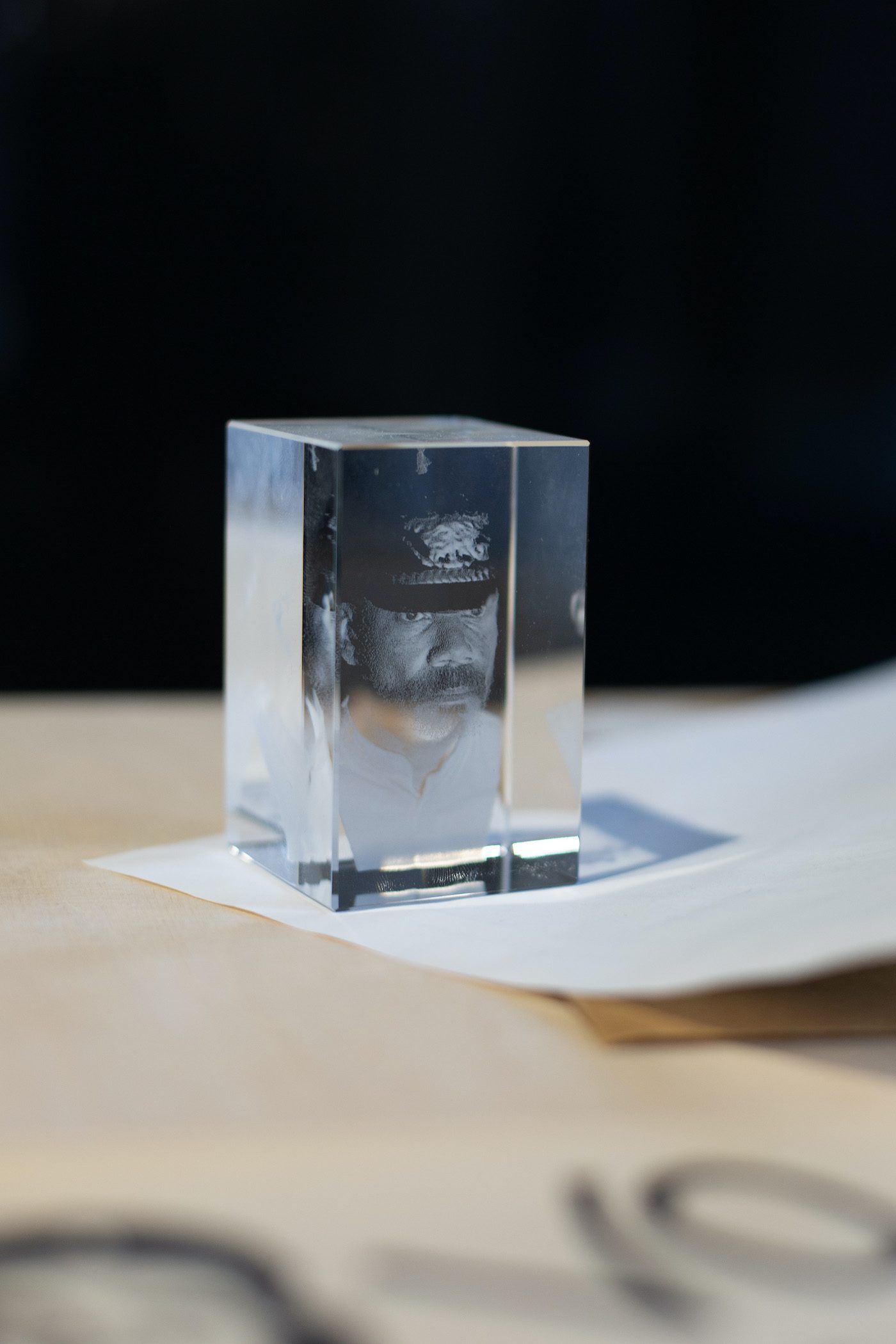 James Gregory Atkinson, Zeitkapsel BBC (Detail), 2021, documents, sculpture Marc Brandenburg Paper Weight, 2012, photography, various materials, installation view ‘6 Friedberg-Chicago’, Dortmunder Kunstverein, 2021/22. Courtesy: the artist, Marc Brandenburg, Dortmunder Kunstverein. Photo: Jens Franke