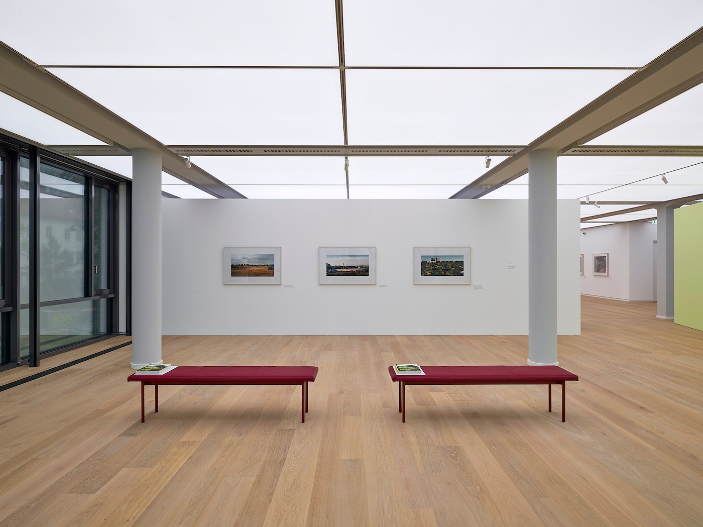 STAN DOUGLAS, INSTALLATION VIEW OF THE EXHIBITION STAN DOUGLAS: POTSDAMER SCHREBERGÄRTEN, DAS MINSK KUNSTHAUS IN POTSDAM 2022. © STAN DOUGLAS, COURTESY THE ARTIST, VICTORIA MIRO AND DAVID ZWIRNER; PHOTO: LADISLAV ZAJAC