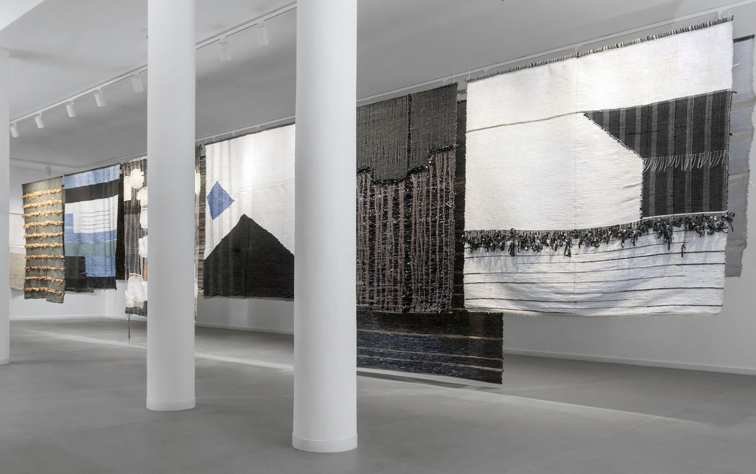 Madame Zo, Bientôt je vous tisse tous [Soon I’ll weave you all], Installation View at Fondation H. Courtesy of Fondation H.