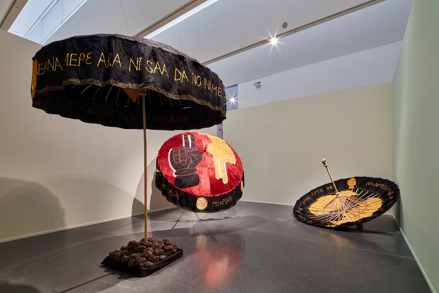 Rita Mawuena Benissan, Mo Apiafo (Power onto you), royal umbrellas, textiles, wood, Schirme, 2020/2021. Photo: Jürgen Spiler/Dortmunder U.