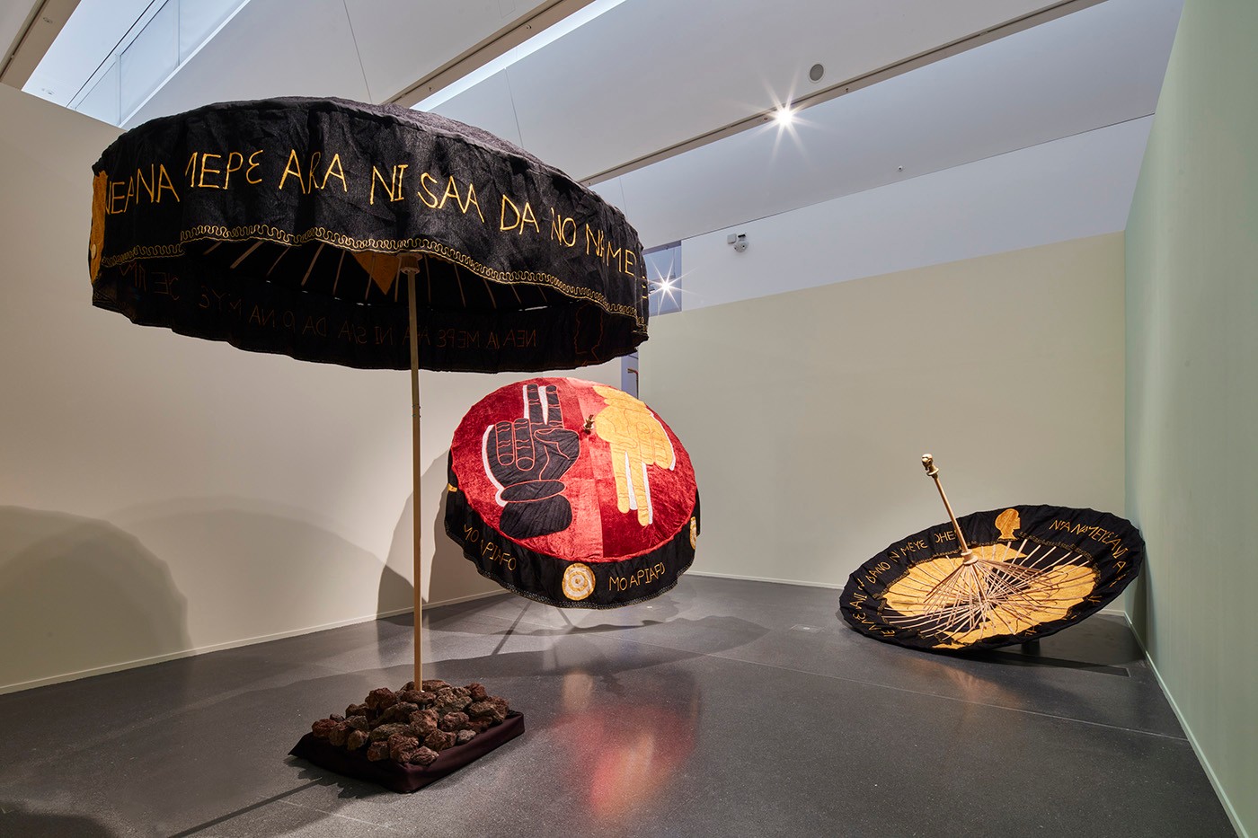 Rita Mawuena Benissan, Mo Apiafo (Power onto you), royal umbrellas, textiles, wood, Schirme, 2020/2021. Photo: Jürgen Spiler/Dortmunder U.