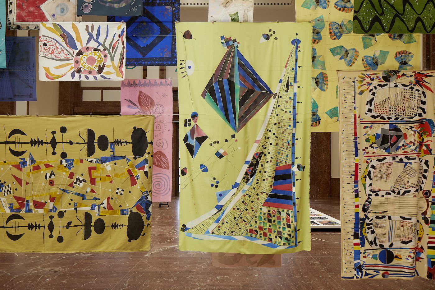 ”Hamid Zénati. All-Over”, installation view, Haus der Kunst, 2023. Zénati’s decorative aesthetic can be found on furniture, fashion, ceramics and other objects. The exhibition at HDK focuses on his textile paintings. Photo: Judith Buss.