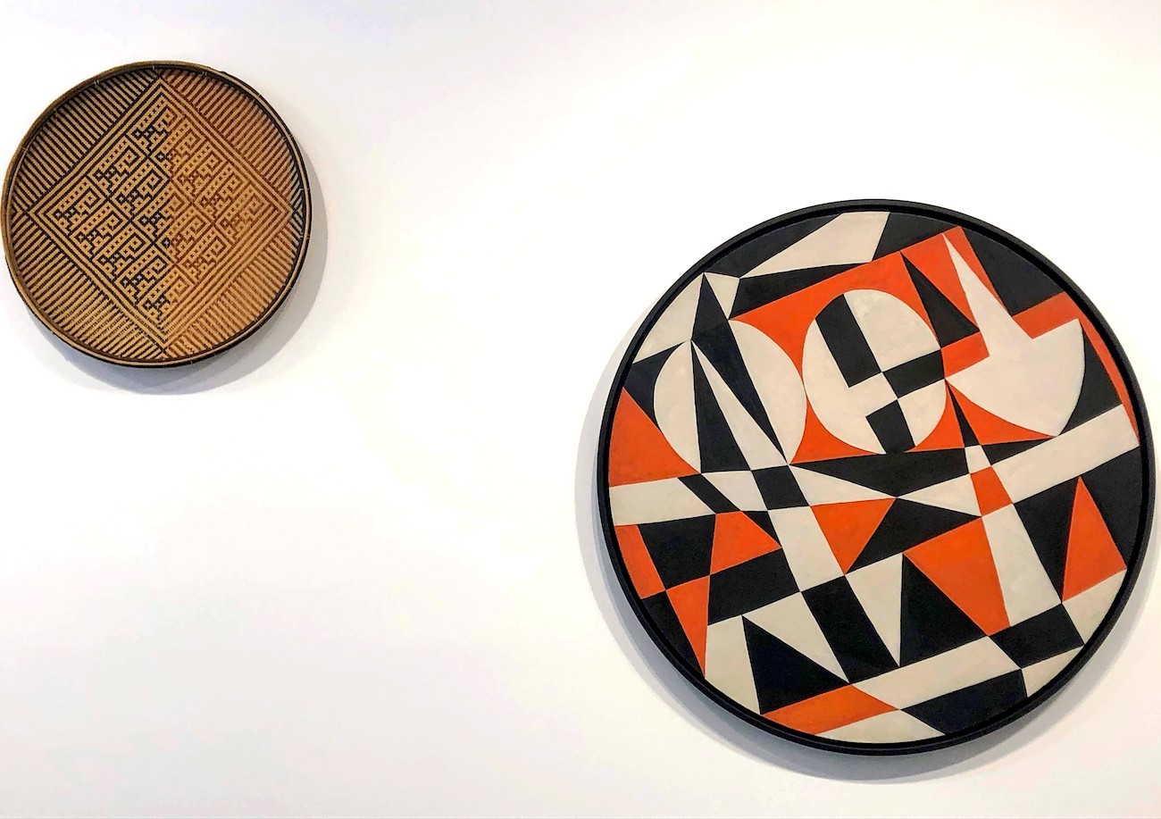 Izquierda: Mono Tití en cesta dividida. Derecha: Carmen Herrera, Sin título, 1948.