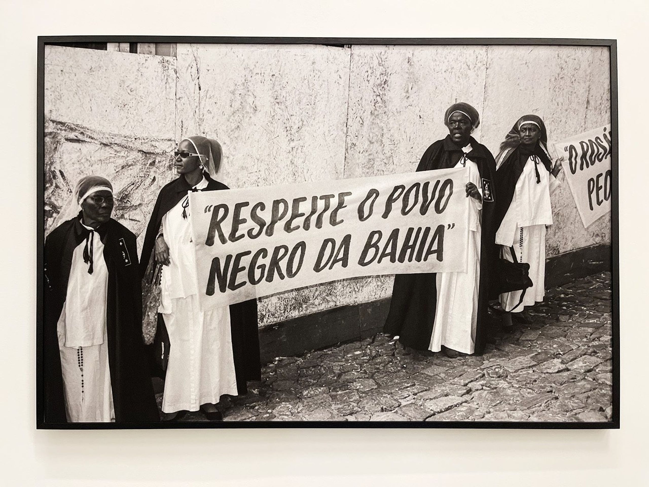Zumví Arquivo Afro Fotográfico, Rosário dos Pretos Sisterhood Demonstration at Pelourinho during the Celebrations of Bahia Independence, in the 2nd of July. Digital transfer film photography. Courtesy: Zumví Arquivo Afro Fotográfico, Salvador. Photo: Lázaro Roberto