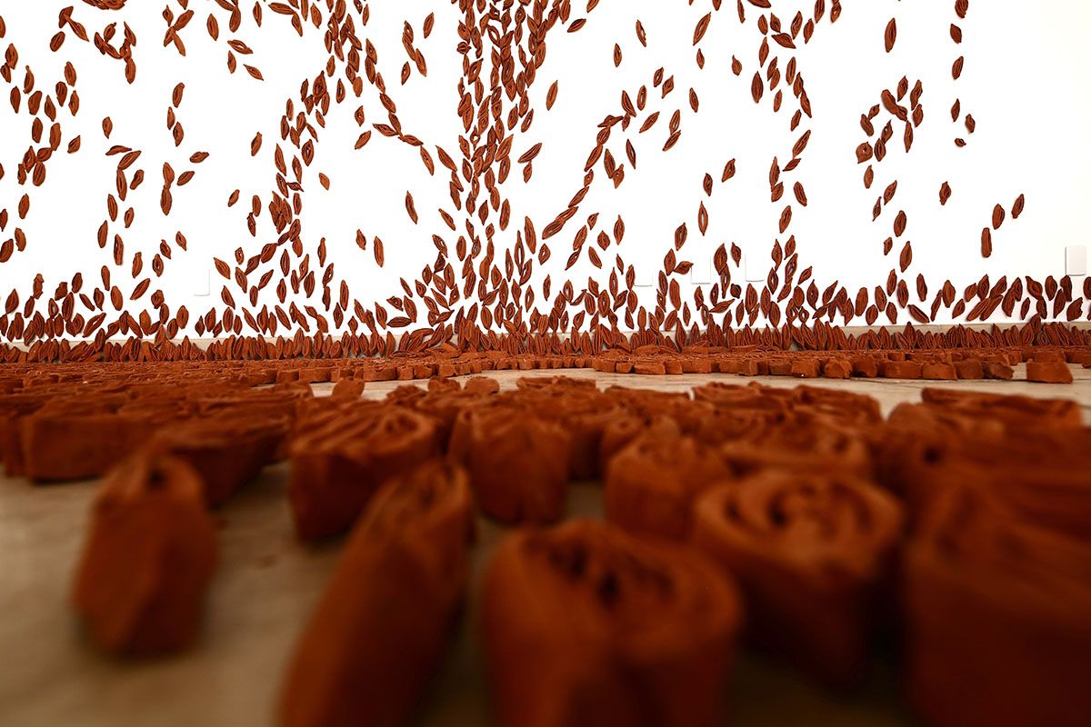 Vagas (Spaces), de Kássia Borges. Five thousand pieces of terra-cotta pottery measuring 5cm x 3cm. Cora Coralina Cultural Center, Goiânia, 2019. Photo: Courtesy of the artist