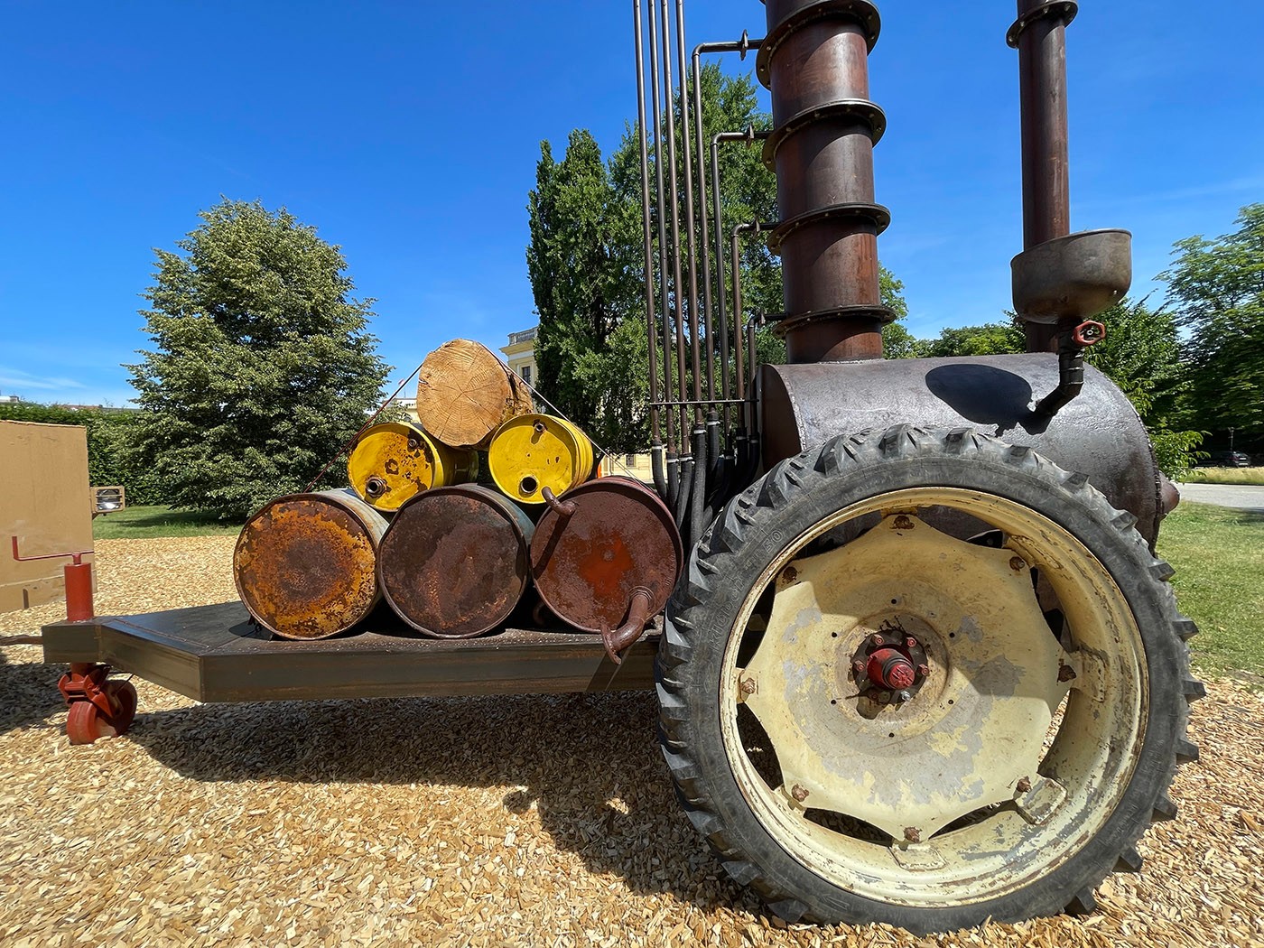 Werner, a mobile platform created in collaboration with Más Arte Más Acción and Atelier Van Lieshout in Karlsaue Park, at documenta15 in Kassel. Foto: C&AL