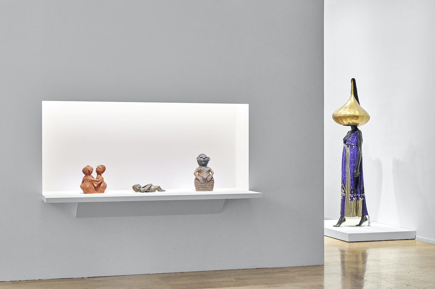 Reinata Sadimba (left); Grace Ndiritu (right). “The Power Of My Hands”, Musée d’Art Moderne de la ville de Paris, 2021. Photo: Pierre Antoine