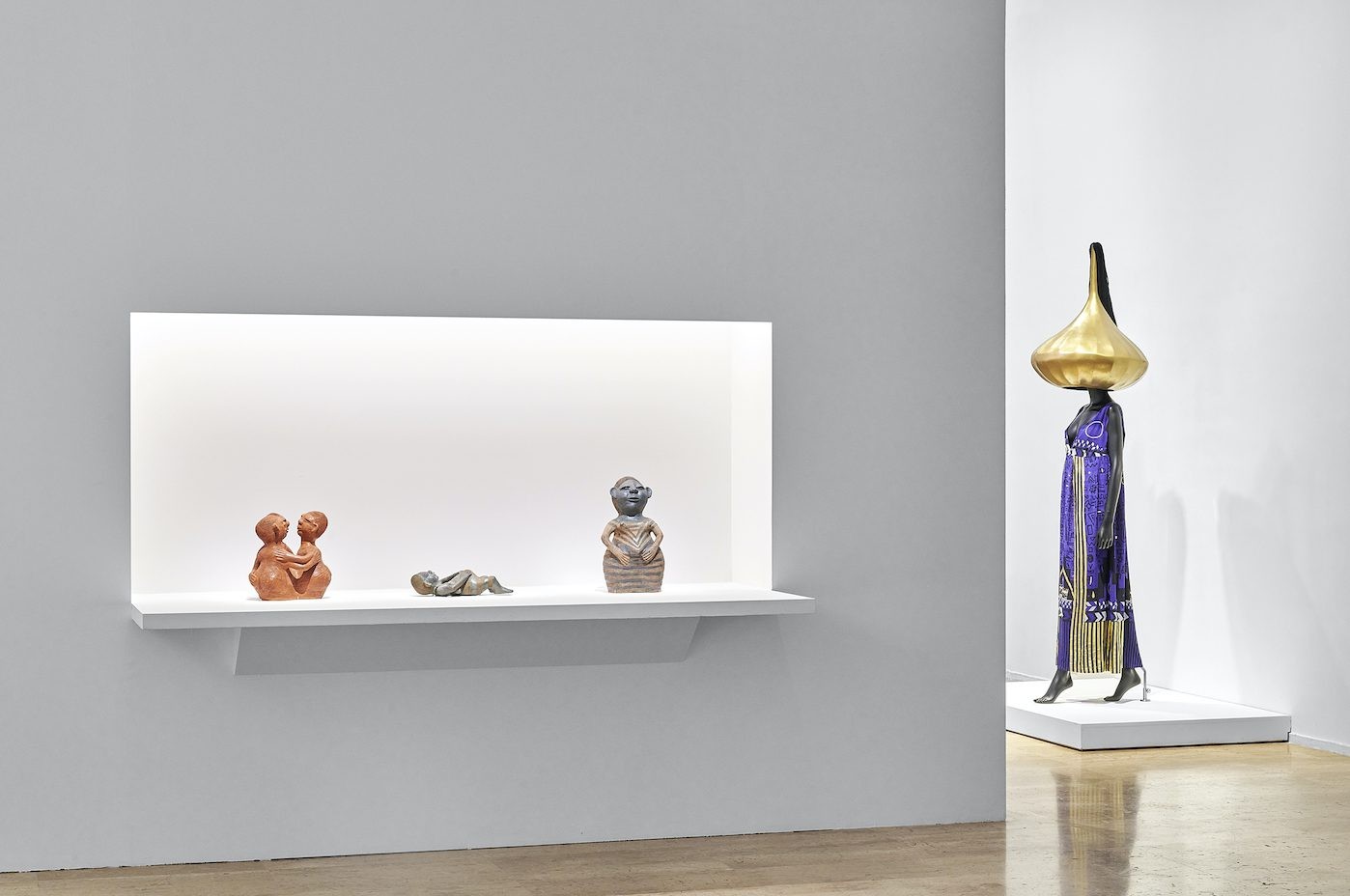 Reinata Sadimba (left); Grace Ndiritu (right). “The Power Of My Hands”, Musée d’Art Moderne de la ville de Paris, 2021. Photo: Pierre Antoine