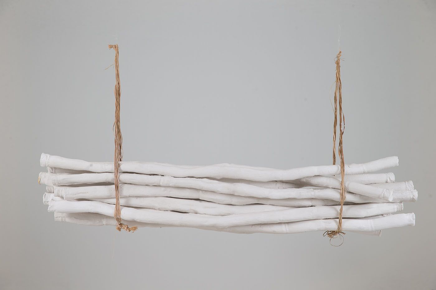 Cana-coluna, installation (copies of sugar cane in plaster and raffia), 2018. Photo: Fernando Souza.