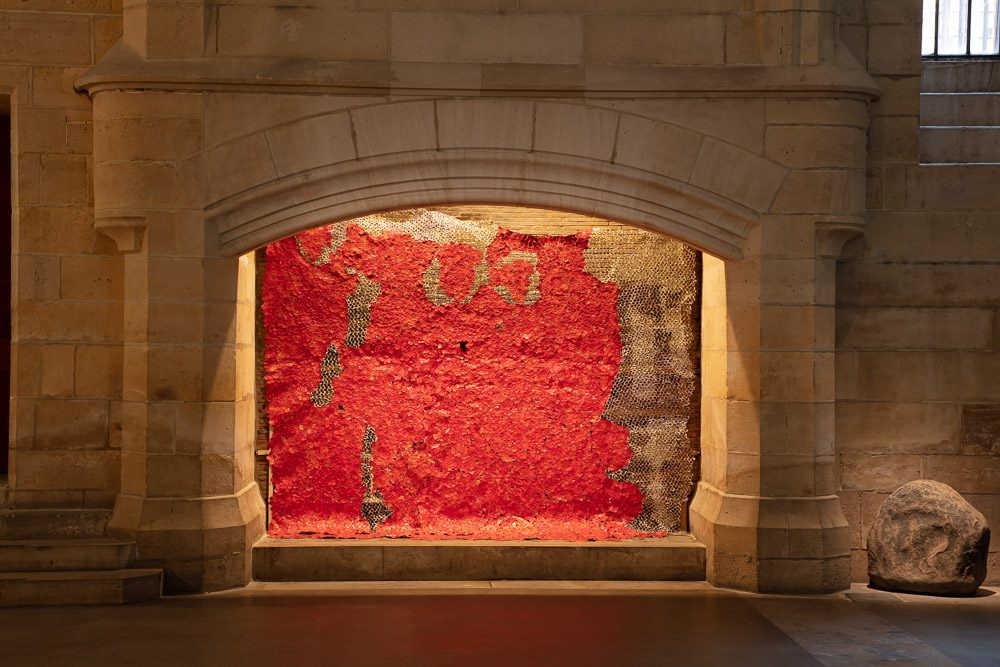 El Anatsui, Installation view of En quête de liberté, 2021 at Le centre des monuments nationaux as part of Africa2020 Season. Courtesy of Africa2020