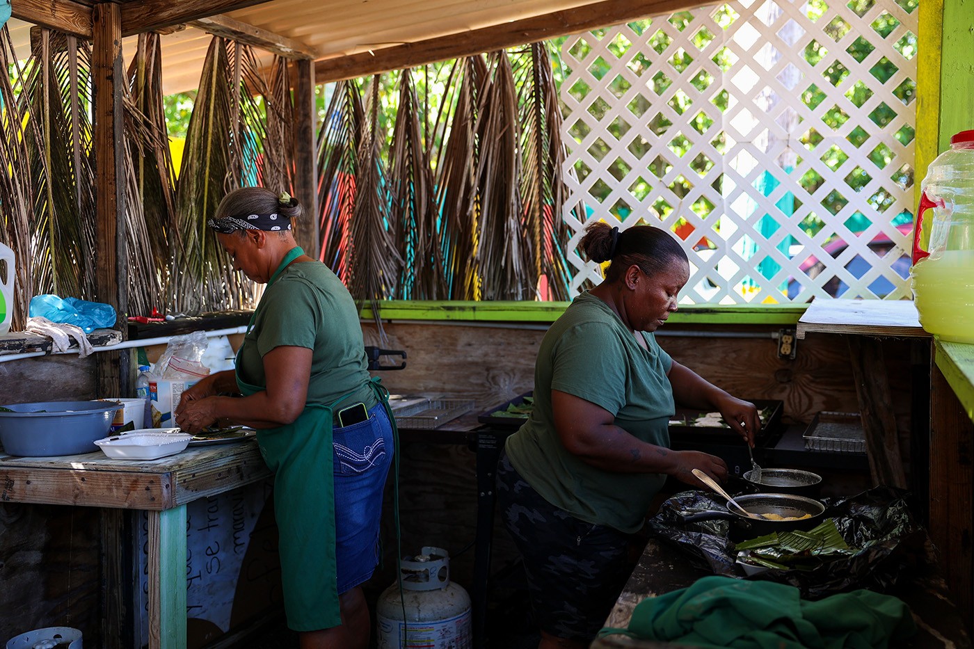 Ancestral cooking in Loíza. Community leaders Aracelis Pizarro and her daughter, keepers of the fogón loiceño tradition, prepare dishes from Afro-Puerto Rican cuisine. Loíza is recognized as the culinary and cultural mecca of African heritage in Puerto Rico.
