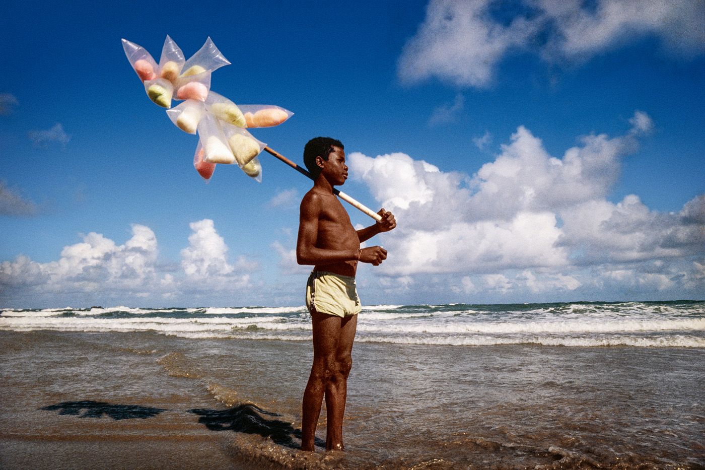 Walter Firmo, "Vendedor de sonhos" (Seller of Dreams) at Piatã Beach, Salvador, BA, Dec. 1980. Photo: Walter Firmo/IMS Collection