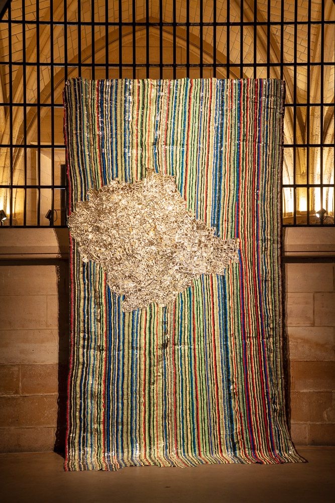 El Anatsui, Installation view of En quête de liberté, 2021 at Le centre des monuments nationaux as part of Africa2020 Season. Courtesy of Africa2020