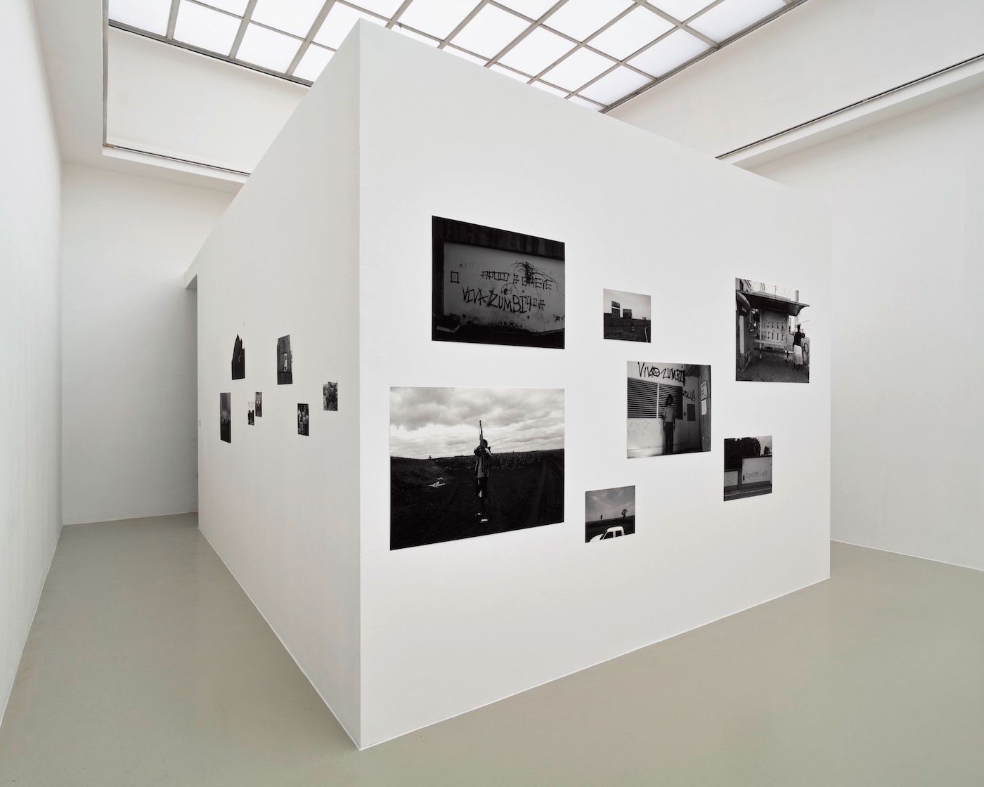 Paulo Nazareth, »Banderas Rotas (Broken Flags)«, 2014/2018. Installation View at Kunstverein Hannover. Photo: Raimund Zakowski