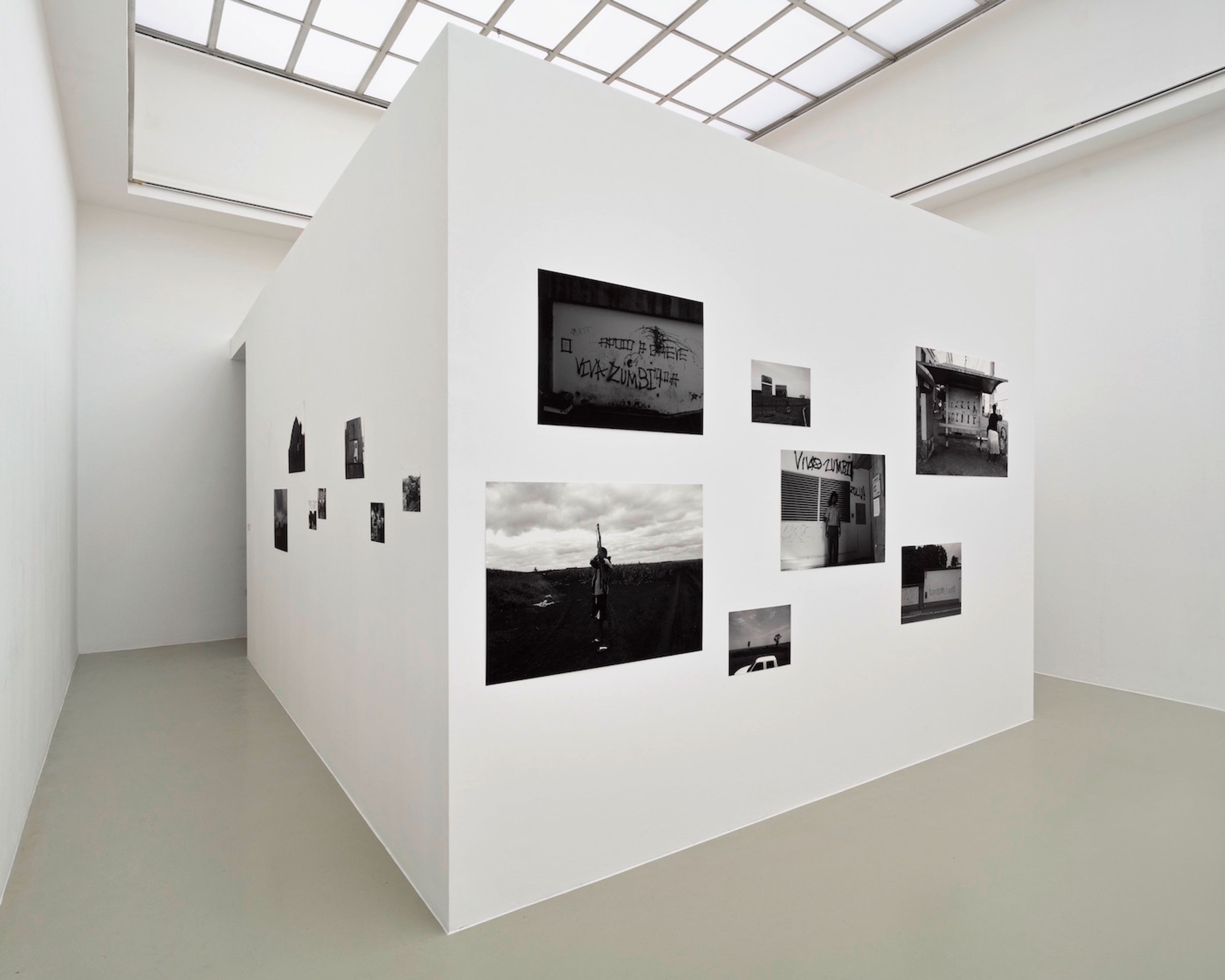 Paulo Nazareth, »Banderas Rotas (Broken Flags)«, 2014/2018. Installation View at Kunstverein Hannover. Photo: Raimund Zakowski