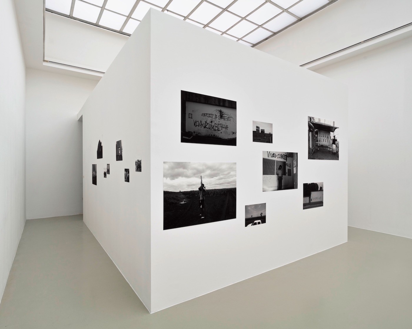 Paulo Nazareth, »Banderas Rotas (Broken Flags)«, 2014/2018. Installation View at Kunstverein Hannover. Photo: Raimund Zakowski