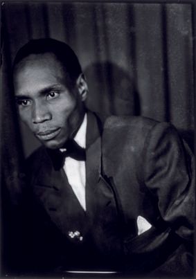 Seydou Keïta. Untitled, 1959 (Autoportrait). Silver print made in 1994 under the supervision of Seydou Keïta et signed by him. Contemporary African Art Collection © Seydou Keïta / SKPEAC / photo courtesy CAAC – The Pigozzi Collection, Geneva