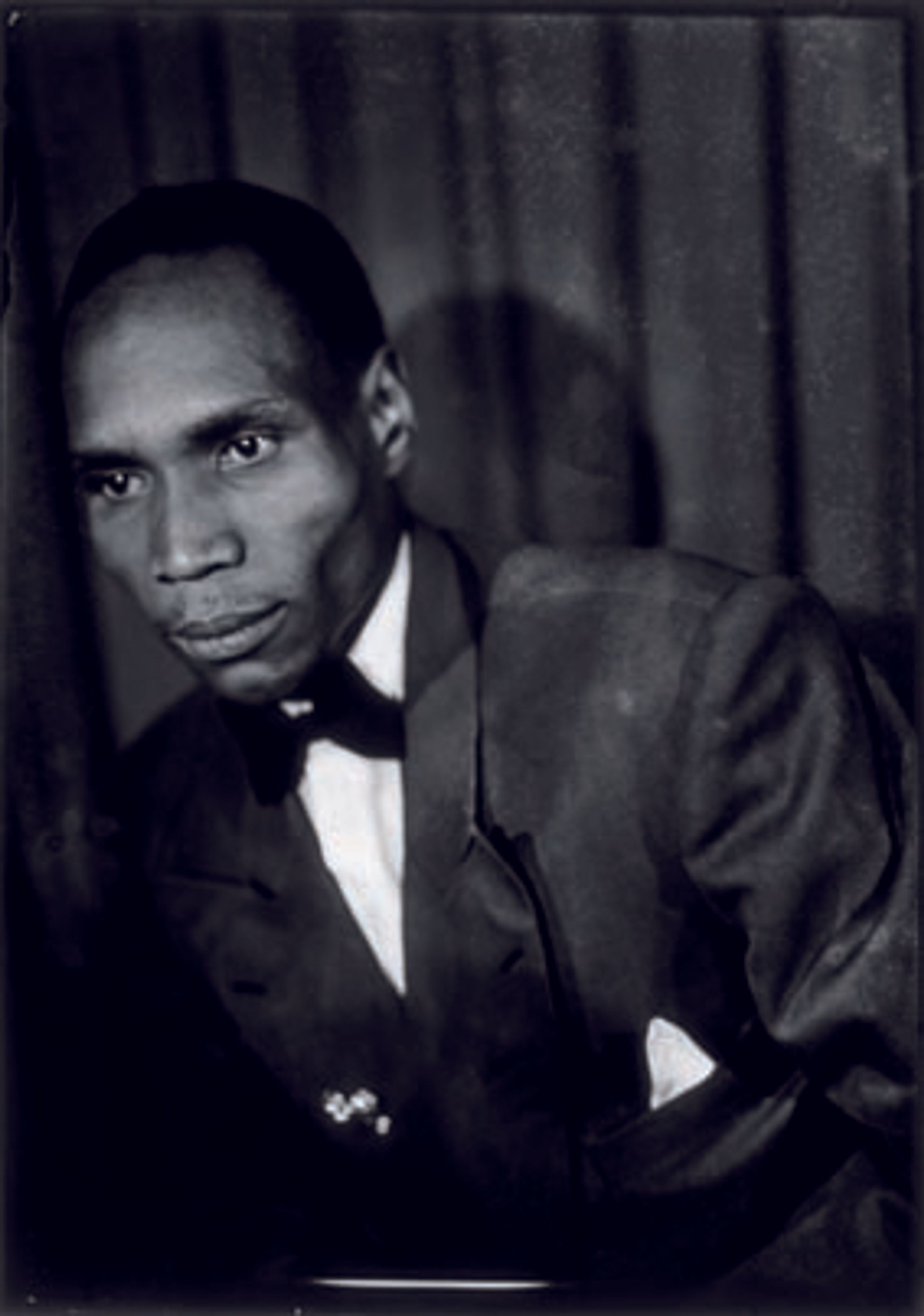 Seydou Keïta. Untitled, 1959 (Autoportrait). Silver print made in 1994 under the supervision of Seydou Keïta et signed by him. Contemporary African Art Collection © Seydou Keïta / SKPEAC / photo courtesy CAAC – The Pigozzi Collection, Geneva