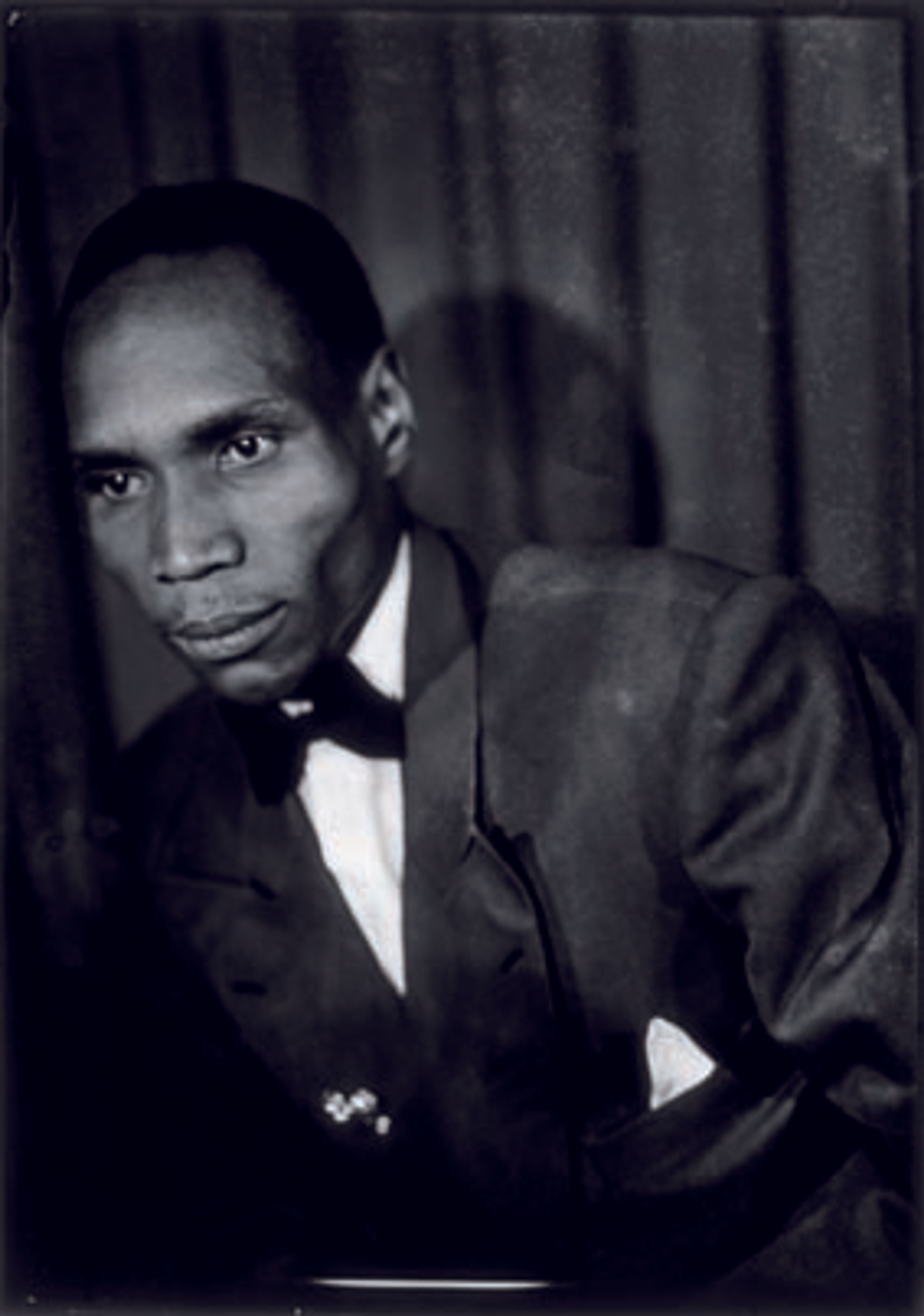 Seydou Keïta. Untitled, 1959 (Autoportrait). Silver print made in 1994 under the supervision of Seydou Keïta et signed by him. Contemporary African Art Collection © Seydou Keïta / SKPEAC / photo courtesy CAAC – The Pigozzi Collection, Geneva