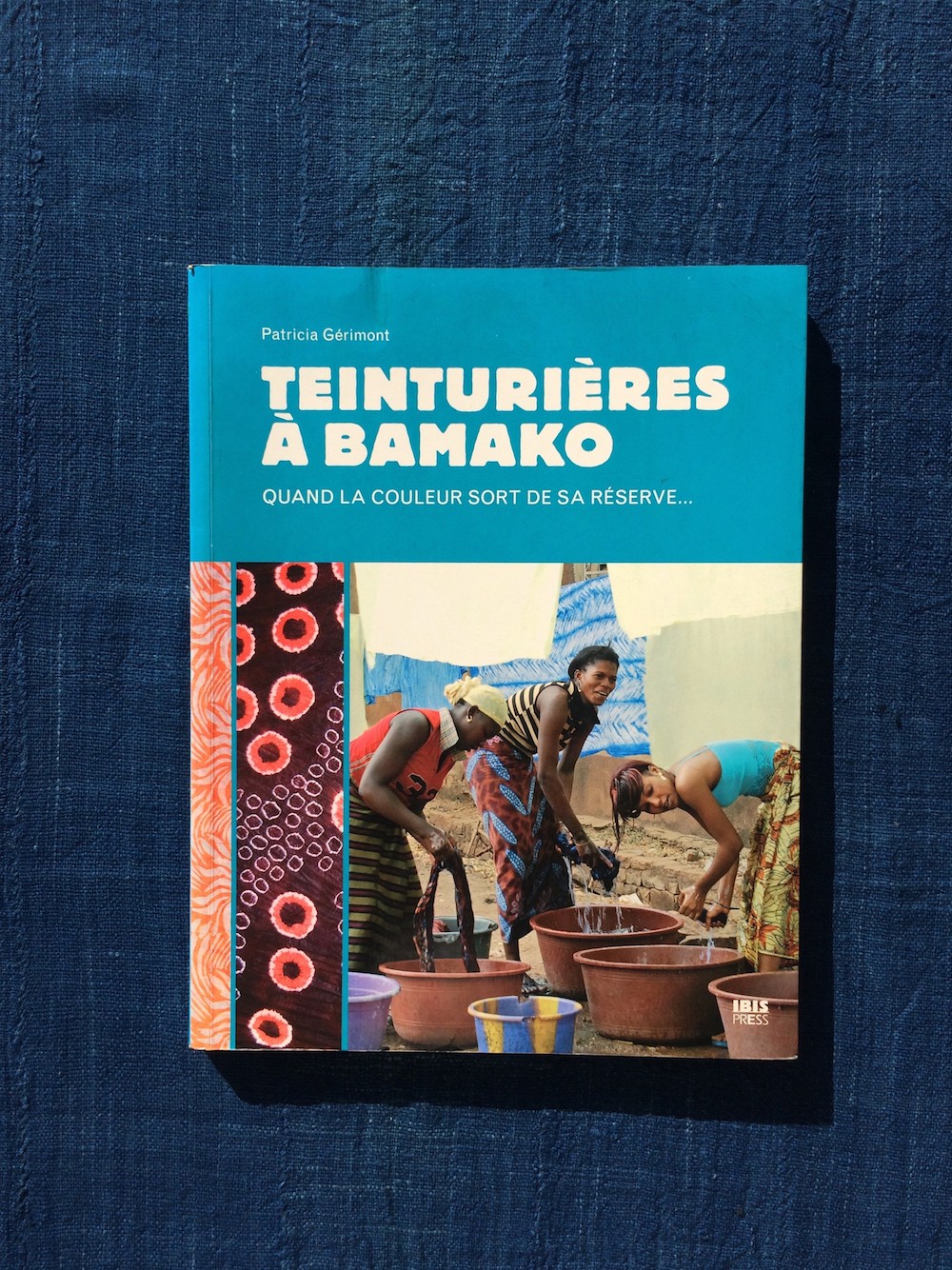 Book cover of Dyers in Bamako. Photo: Luciane Ramos-Silva
