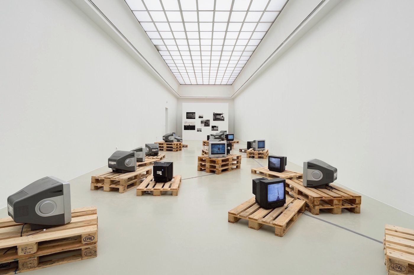 Paulo Nazareth, »Banderas Rotas (Broken Flags)«, 2014/2018. Installation View at Kunstverein Hannover. Photo: Raimund Zakowski