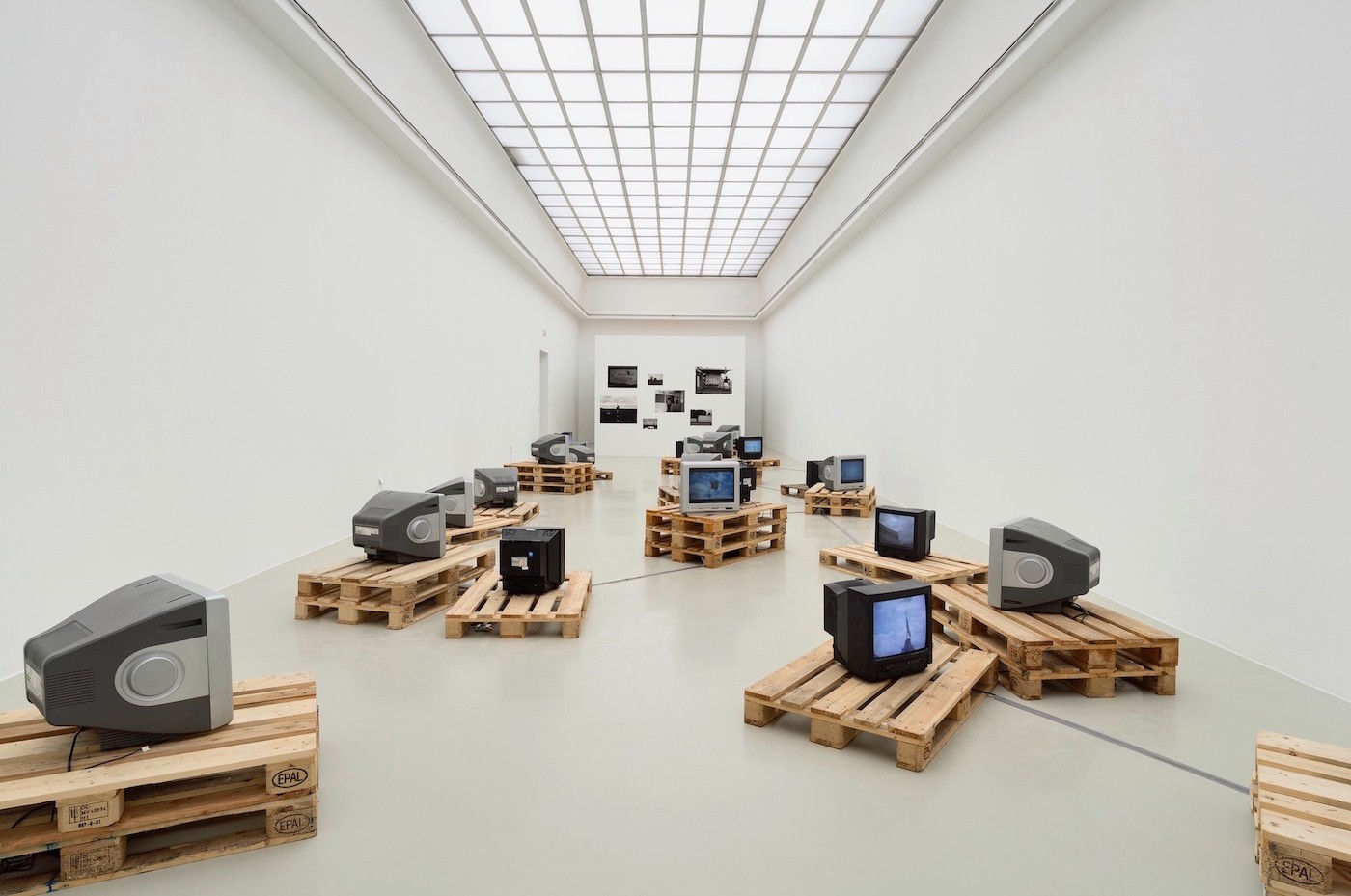 Paulo Nazareth, »Banderas Rotas (Broken Flags)«, 2014/2018. Installation View at Kunstverein Hannover. Photo: Raimund Zakowski