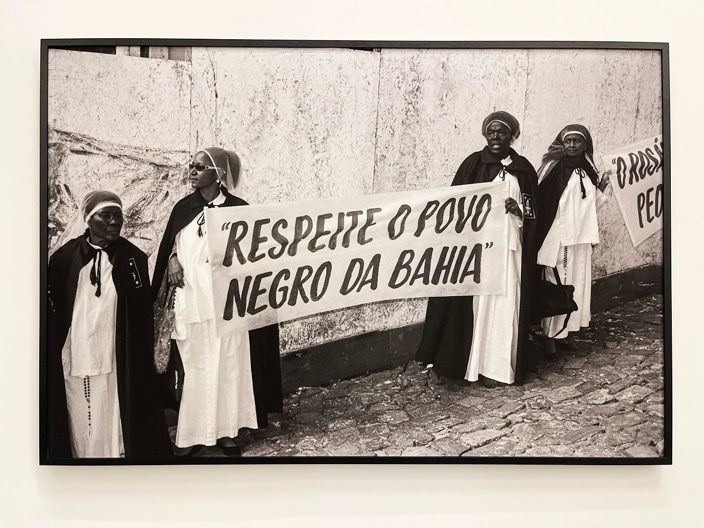 Zumví Arquivo Afro Fotográfico, Rosário dos Pretos Sisterhood Demonstration at Pelourinho during the Celebrations of Bahia Independence, in the 2nd of July. Digital transfer film photography. Courtesy: Zumví Arquivo Afro Fotográfico, Salvador. Photo: Lázaro Roberto