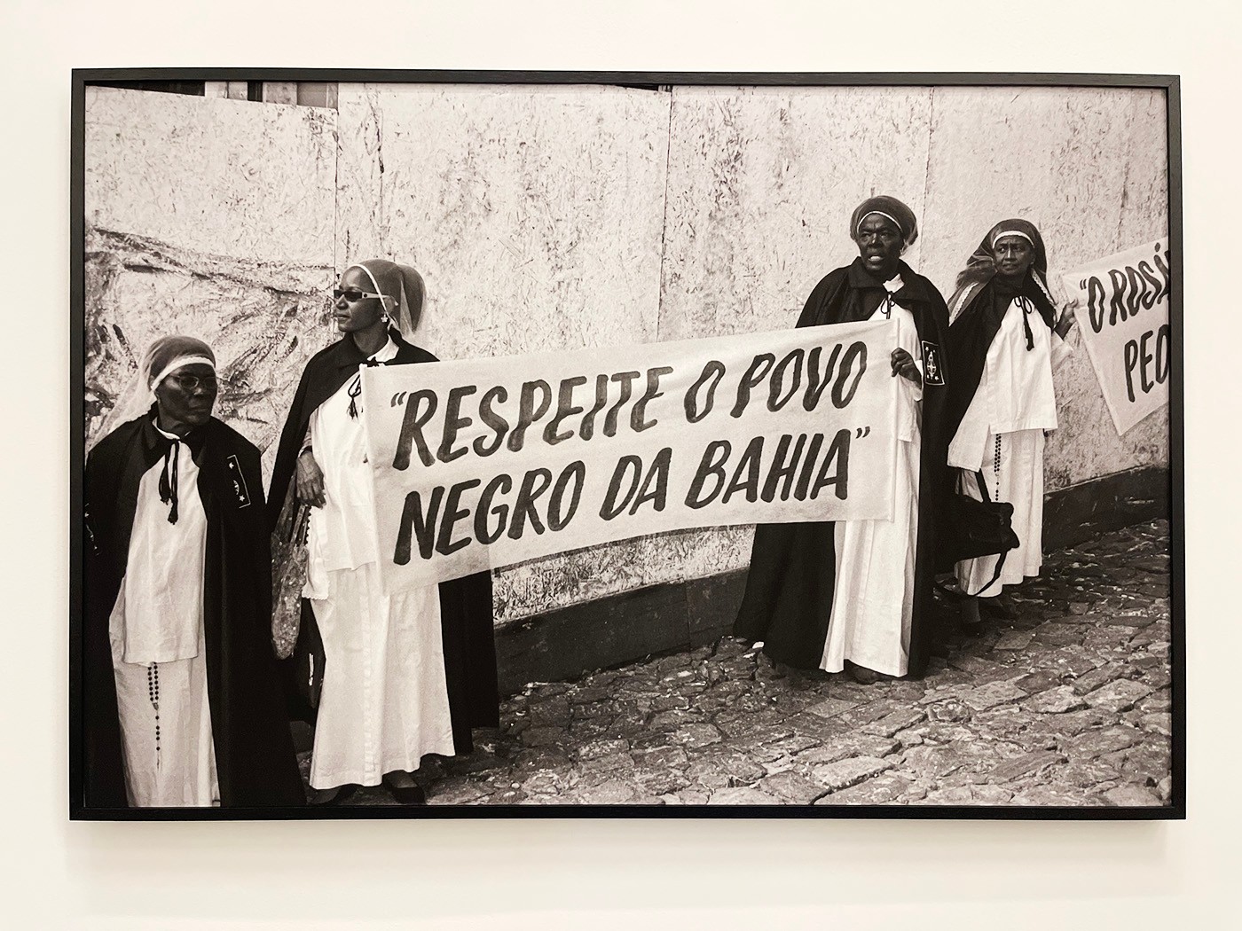 Zumví Arquivo Afro Fotográfico, Rosário dos Pretos Sisterhood Demonstration at Pelourinho during the Celebrations of Bahia Independence, in the 2nd of July. Digital transfer film photography. Courtesy: Zumví Arquivo Afro Fotográfico, Salvador. Photo: Lázaro Roberto