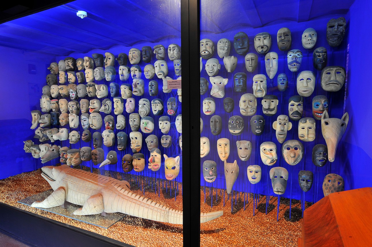 Room with Kamba Ra'anga masks, Folkloric Art section. Photo: Fernando Allen. Courtesy of Museo del Barro.