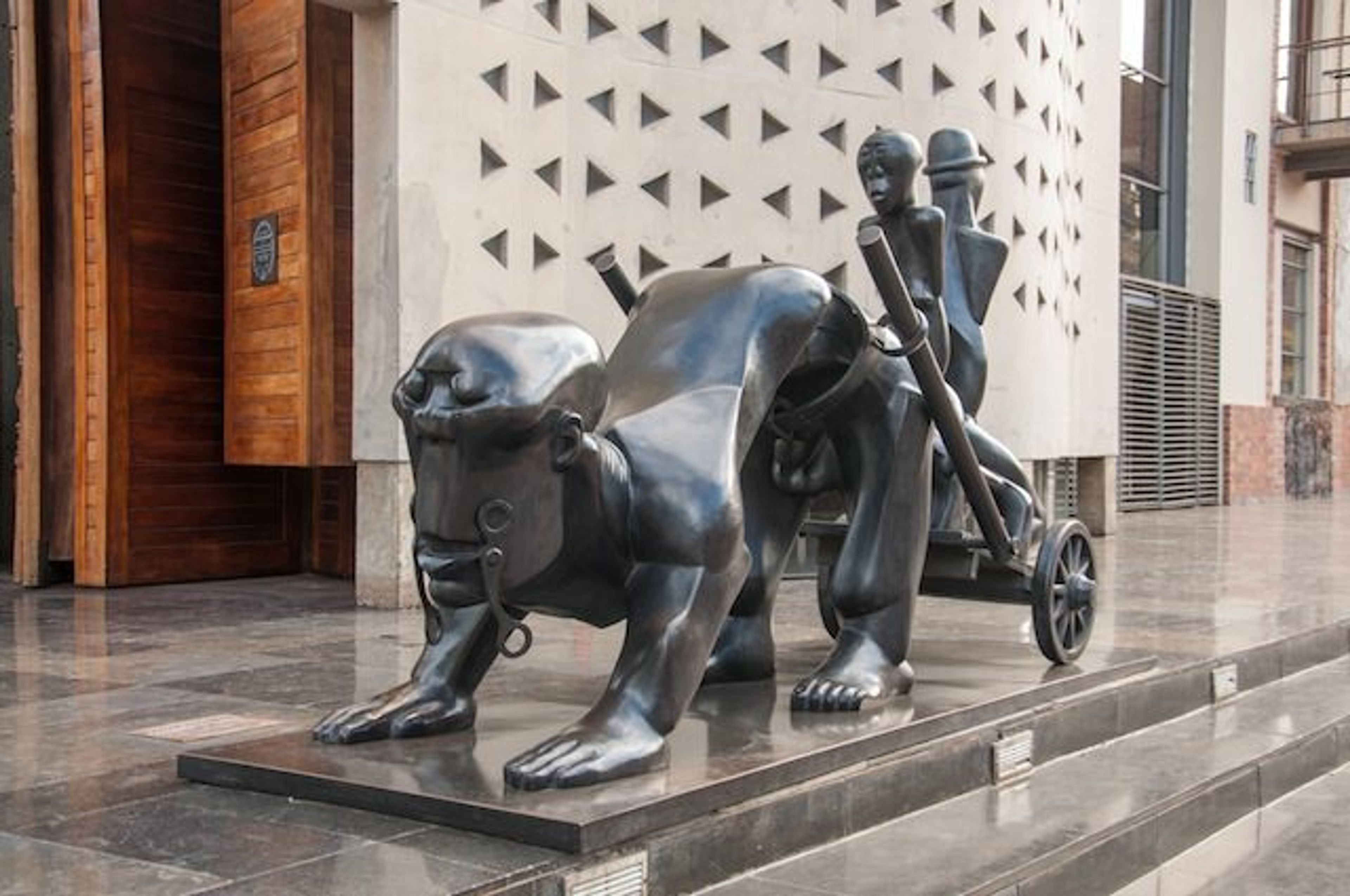  Dumile Feni. “History”  2003, bronze. Photo by Akona Kenqu