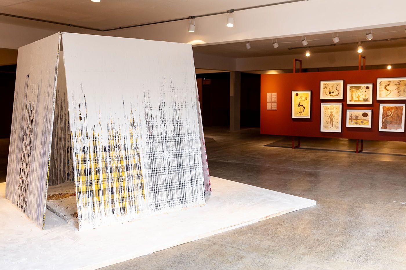 Remy Jungerman (Moengo, Suriname, b. 1959), POSU Tumuk Humak, 2025. Fabric and kaolin on wood panels, 3.80 × 3.80 × 2.20m. Photo: Ana Dias