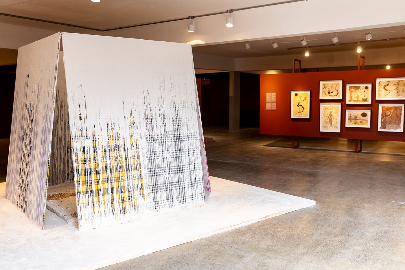 Remy Jungerman (Moengo, Suriname, b. 1959), POSU Tumuk Humak, 2025. Fabric and kaolin on wood panels, 3.80 × 3.80 × 2.20m. Photo: Ana Dias