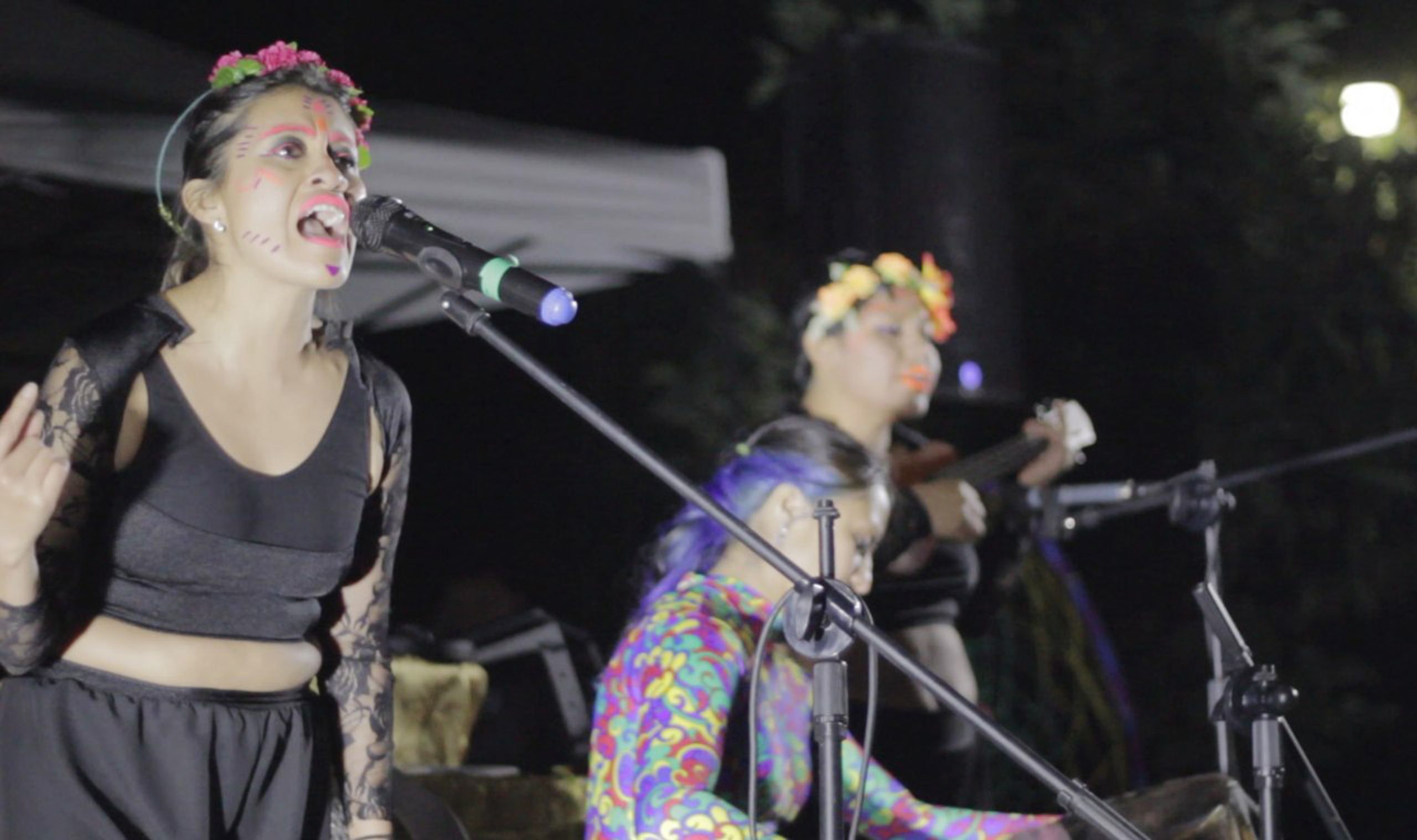 Intersectional Festival Women in Motion, 2020, Lucía singing. Photo: Débora Chacón.