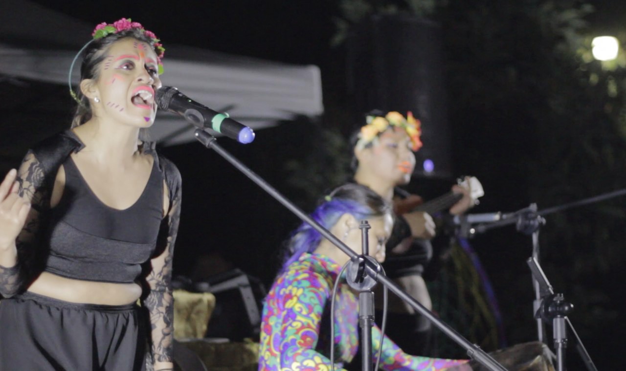 Intersectional Festival Women in Motion, 2020, Lucía singing. Photo: Débora Chacón.