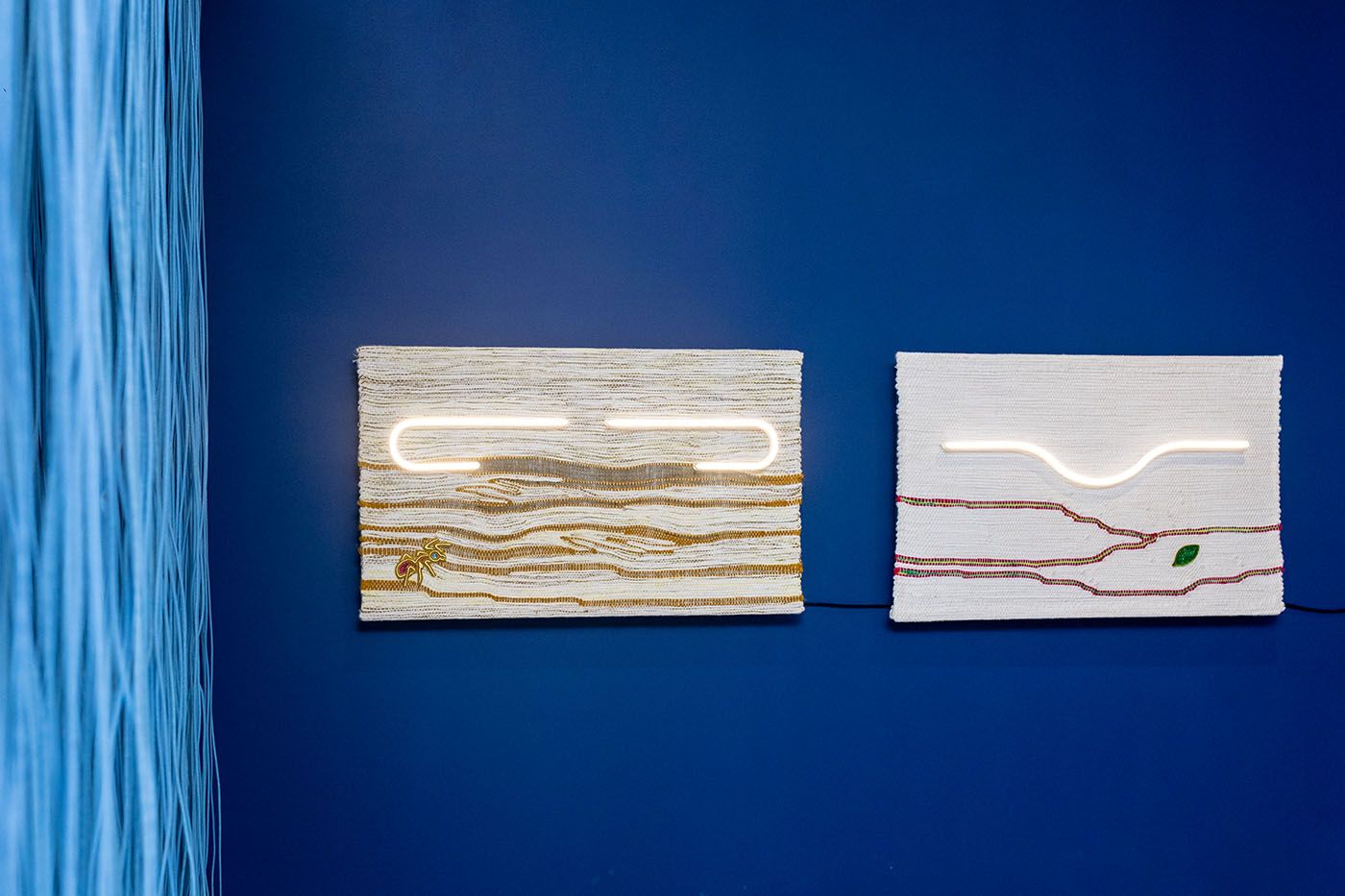 Kenia Almaraz Murillo (Santa Cruz de la Sierra, Bolivia n. 1994), El Condor, 2024. Interwoven threads, Bolivian carnival costume embroidery and LED lights on a stainless steel structure, 87 x 148 x 13cm. Courtesy of the artist. Thanks to Waddington Custot Gallery, London.