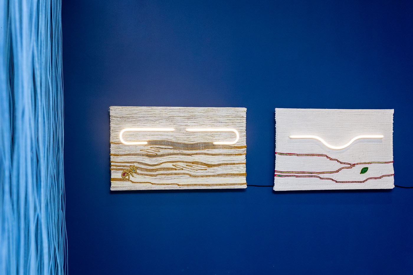 Kenia Almaraz Murillo (Santa Cruz de la Sierra, Bolivia n. 1994), El Condor, 2024. Interwoven threads, Bolivian carnival costume embroidery and LED lights on a stainless steel structure, 87 x 148 x 13cm. Courtesy of the artist. Thanks to Waddington Custot Gallery, London.