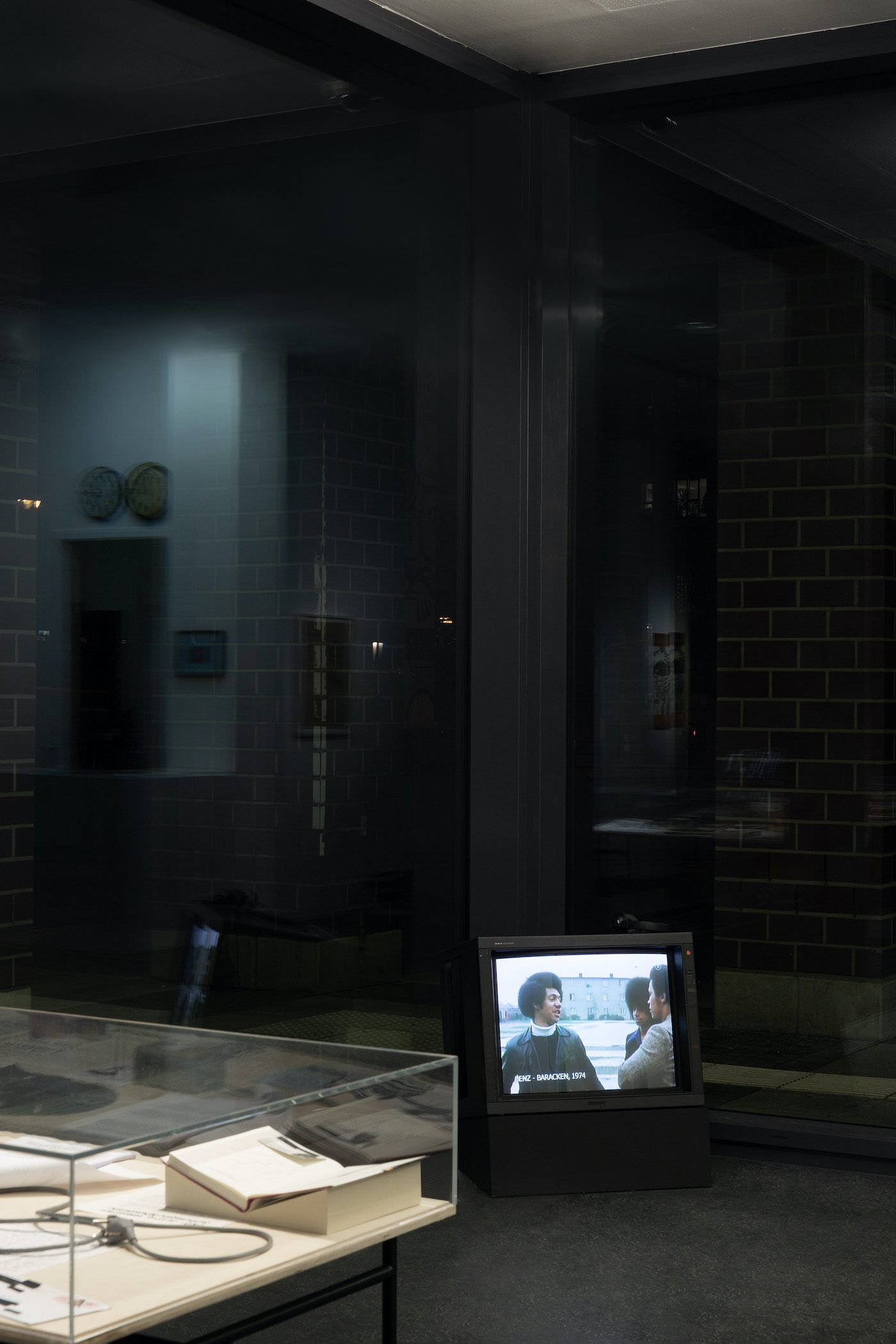 James Gregory Atkinson, Frohe Zuversicht (Detail), 2021, video, painting Kai Matussik, St. CG Hommage an Charly Graf, der deutsche Mohamed Ali (2020), installation view ‘6 Friedberg-Chicago’ Dortmunder Kunstverein, 2021/22. Courtesy: the artist, Kai Matussik, Dortmunder Kunstverein. Photo: Jens Franke