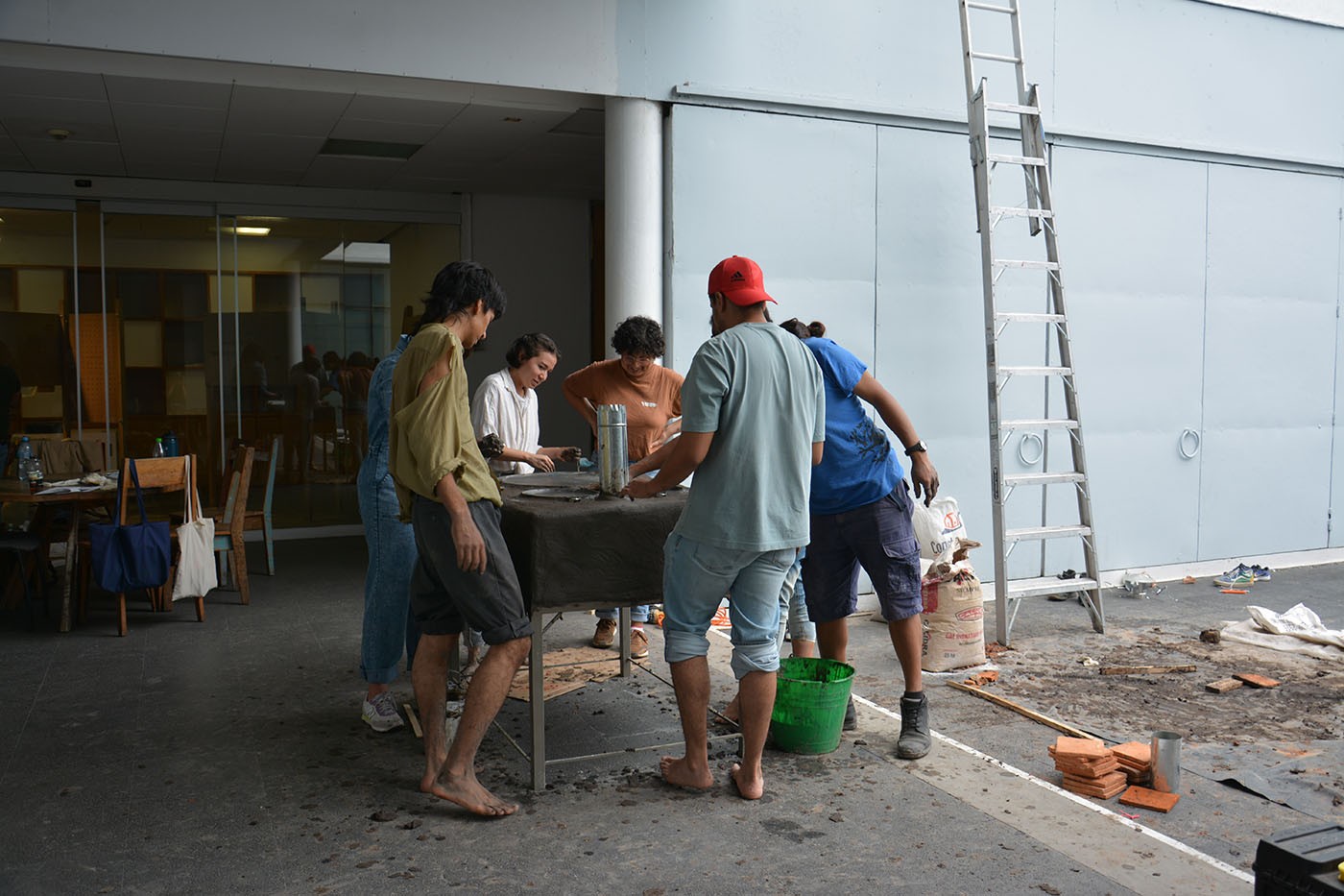 The Co.merr team elaborate the bonfire before the opening of the exhibition, 2023. Courtesy of the Museo de Arte de Zapopan (MAZ)