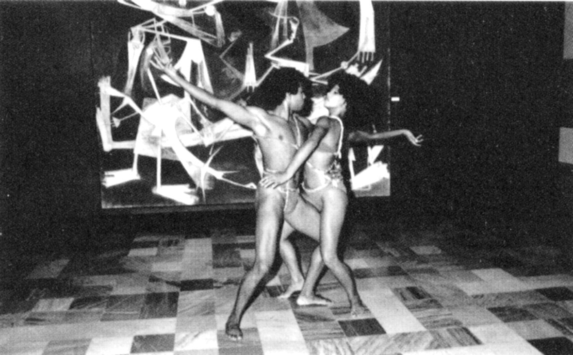 Performance facing the Third World painting by Wifredo Lam at the Museo Nacional de Bellas Artes, 1st Havana Biennial, 1984 (Credits: Memórias de la Bienal de la Habana, Lilian Llanes, 2012)